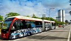 Los autobuses híbridos ahorran hasta un 30% en combustible al año