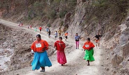 Indígenas en sandalias y traje regional ganan una ultramaratón a corredores profesionales