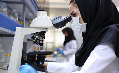 Women working in the Royan Lab