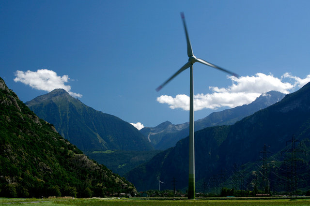 A wind turbine is pictured in Dorenaz near Martigny, in Southern Switzerland, August 9, 2008. REUTERS/Denis Balibouse (SWITZERLAND) - RTR20TOH