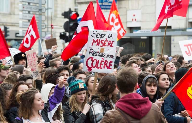 BOR101. BURDEOS (FRANCIA), 09/03/2016.- Varias personas protestan contra la reforma laboral gubernamental en Burdeos, Francia, el 9 de marzo del 2016. EFE/Caroline Blumberg