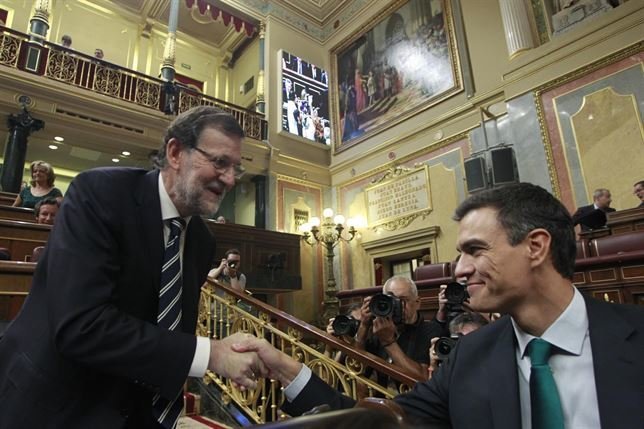 Mariano-Rajoy-saluda-a-Pedro-Sanchez-esta-manana-en-el-Congreso-