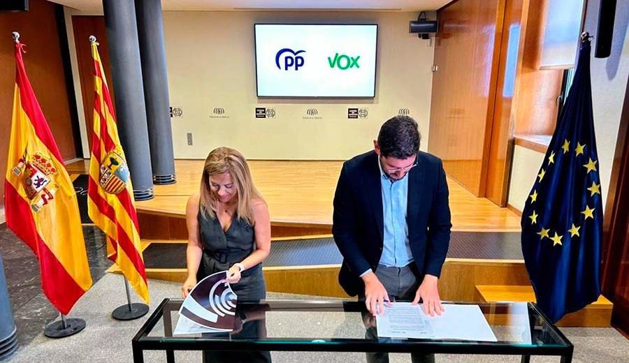 Firma del acuerdo por los portavoces parlamentarios de PP y Vox, Ana Alós y Alejandro Nolasco