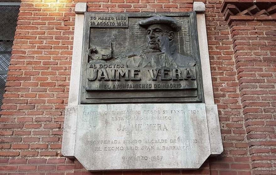 Placa homenaje en la fachada del colegio Jaime Vera en Madrid