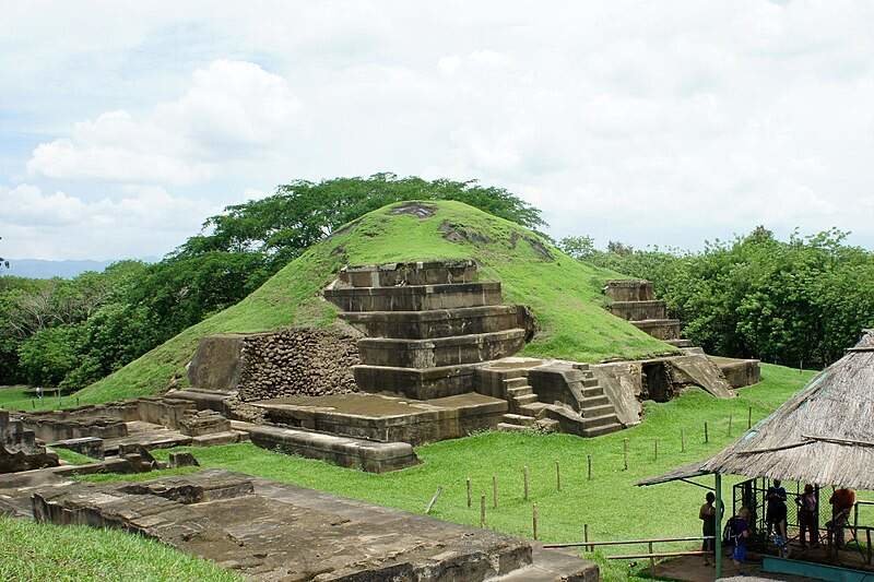Acrópolis en el sitio arqueológico de San Andrés, ubicado en la jurisdicción de Ciudad Arce del departamento de La Libertad de El Salvador, que fue capital de un señorío maya.