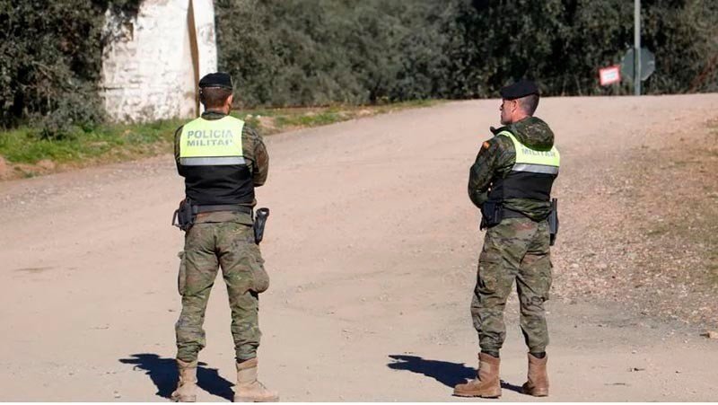 Militares en el paso al lugar del suceso (Cerro Muriano, Córdoba)