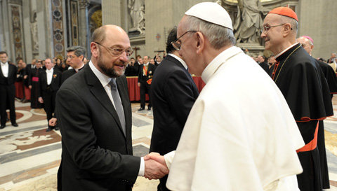El Presidente del Parlamento Europeo, Martin Schulz, y el Papa Francisco, durante la misa inaugural en la basílica de San Pedro. © L'Osservatore Romano - Vaticano.