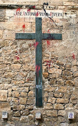 Muro exterior de la Catedral de Cuenca, con una placa en homenaje a los "Caídos por Dios y por la Patria"