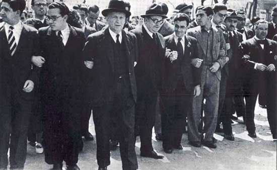 Manifestación en Madrid el 1 de mayo de 1936: Santiago Carrillo, Francisco Largo Caballero, Luis Araquistaín, José Díaz i Trifón Medrano.