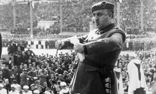 Franco habla para las Organizaciones Juveniles en 1939, justo después de la toma de Madrid