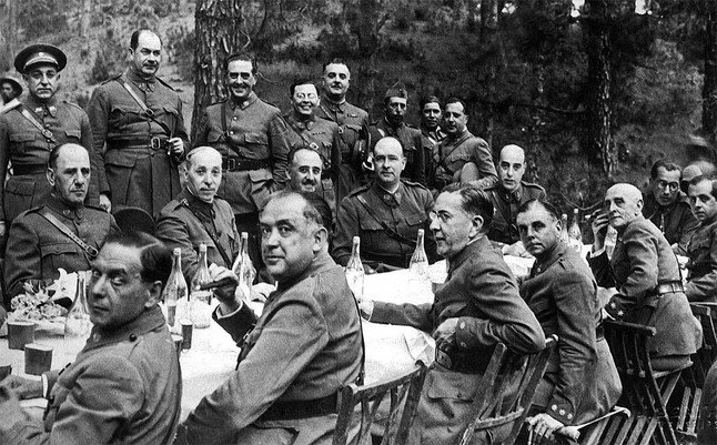 Foto tomada en Tenerife a principios de julio de 1936, de una comida celebrada por los jefes y oficiales de las Guarniciones de Canarias, bajo la presidencia del comandante general de Canarias, Francisco Franco