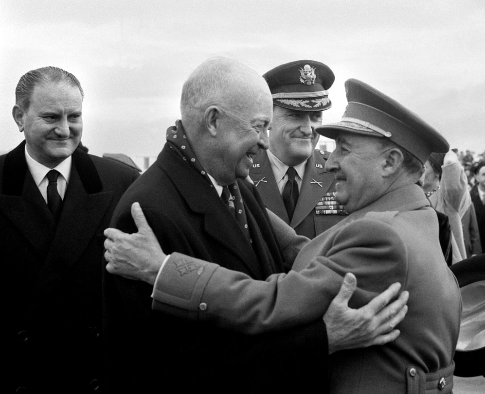 El célebre abrazo en Eisenhower y Franco