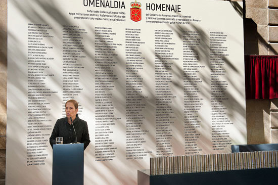 La Presidenta Barkos lee su discurso ante el panel con los nombres de las personas represaliadas. (Acto celebrado el 10 de septiembre en Navarra. Foto: Gobierno de Navarra).