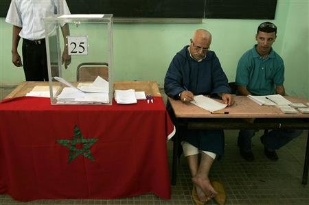 Dans un bureau de vote de Salé, près de Rabat. Le nouveau Parti authenticité et modernité (Pam), fondé par des partisans du roi Mohamed VI, est en tête aux élections communales au Maroc, selon des résultats officiels préliminaires. /Photo prise le 12 juin/REUTERS/Rafael Marchante