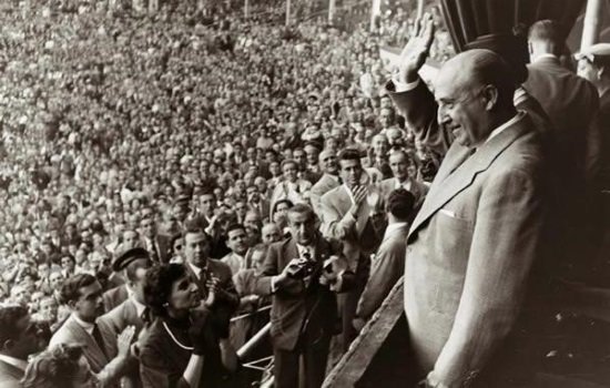 Franco, aclamado en la Plaza de Toros de Barcelona en 1951. (Foto: Seminariofascismo)