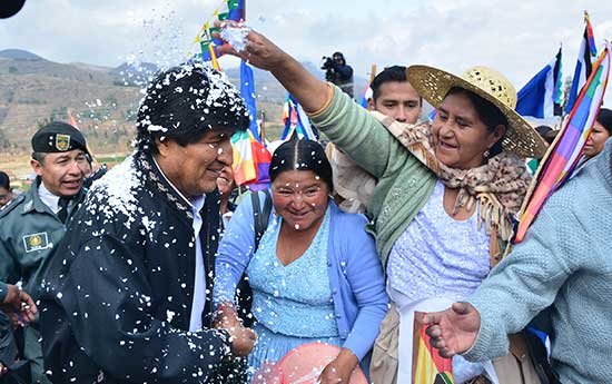 Familias campesinas de Melga beneficiadas con un sistema de riego junto a Evo Morales | Foto: Ministerio de Comunicación de Bolivia