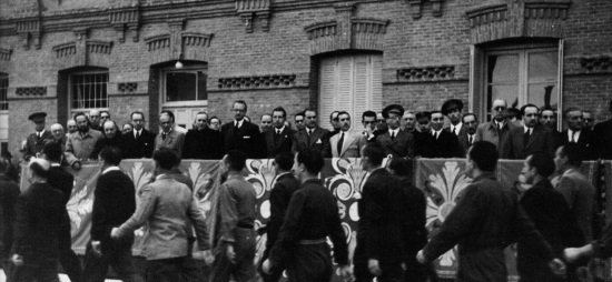 Desfile de presos antifranquistas ante las autoridades de la cárcel de Yeserías,
a mediados de los años 40. (Fuente: http://todoslosrostros.blogspot.com)
