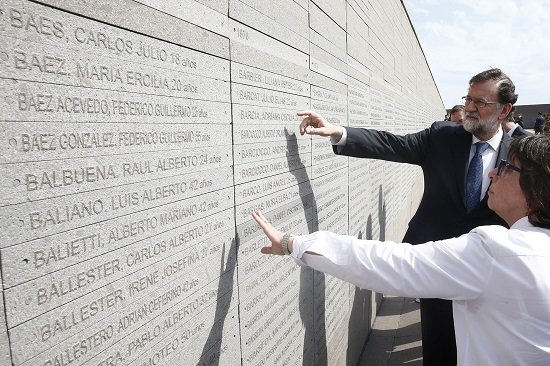 Rajoy, durante su visita al Parque de la Memoria. (Foto: La Moncloa)