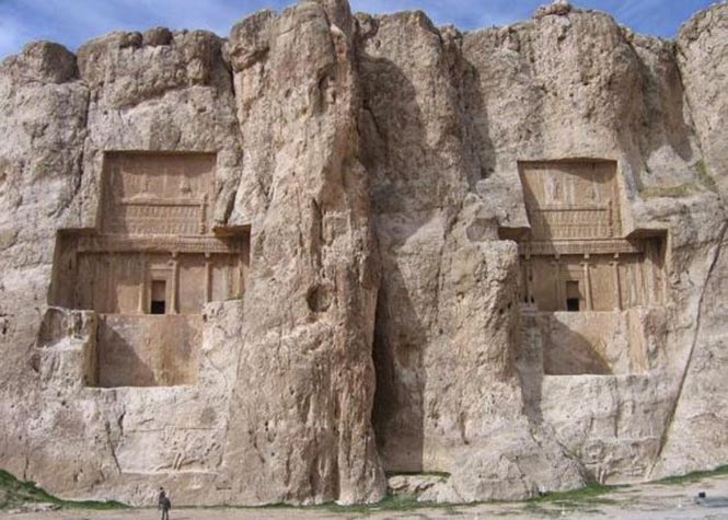 Dos de los hipogeos de Naqsh-i Rustam en Persépolis