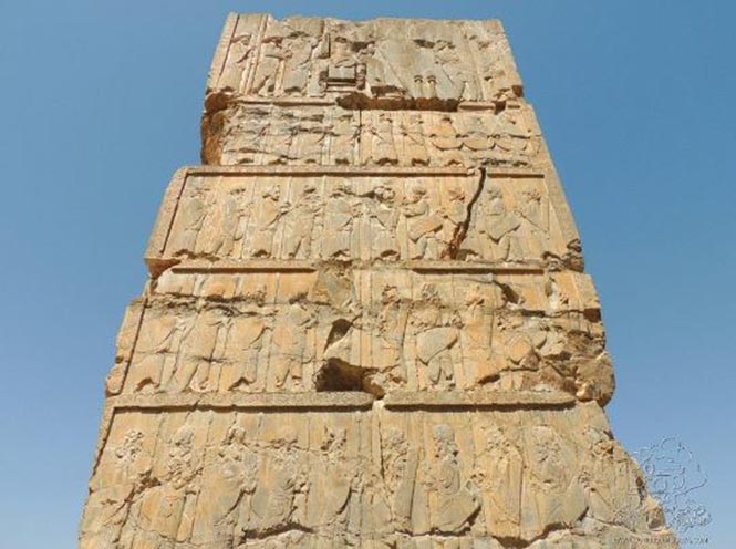 Columna de los diez mil inmortales en Persépolis