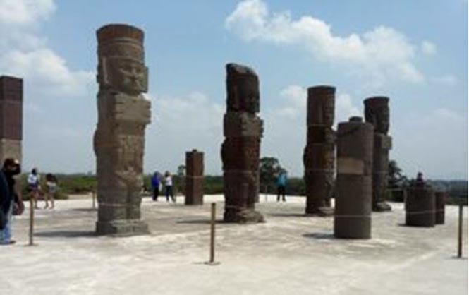Columnas con forma de guerreros conocida como los «atlantes».

Ubicados sobre la pirámide de Tlahuizcalpantecuhtli. Tula.