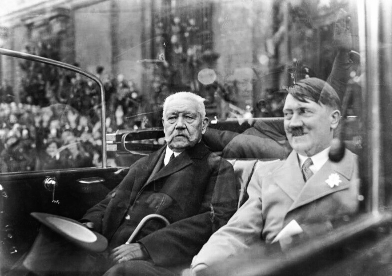 Die große Feier des 1. Mai des Tages der Nationalen Arbeit im Lustgarten in Berlin!
Reichspräsident von Hindenburg und Reichskanzler Adolf Hitler begeben sich im Auto zur Feier der Nationalen Arbeit in den Lustgarten.
1933