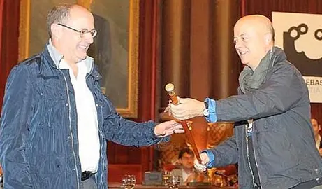 Od&oacute;n Elorza entrega el bast&oacute;n de mando de la Alcald&iacute;a de San Sebasti&aacute;n a Juan Karlos Izagirre. /