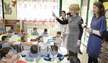 La presidenta regional, Esperanza Aguirre, y la consejera de Educaci&oacute;n, Luc&iacute;a Figar, en una visita a un colegio p&uacute;blico en el Ensanche de Vallecas en 2011 