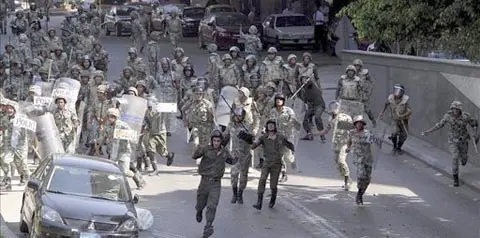 Fuerzas de seguridad entrando en la plaza cairota Tahrir.
