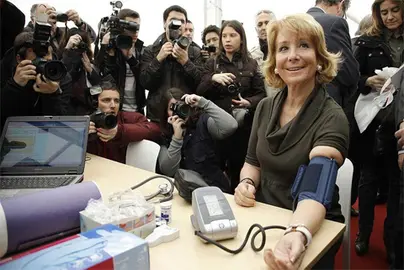 La presidenta de la Comunidad, Esperanza Aguirre, durante su visita a las obras del hospital de Torrej&oacute;n de Ardoz
