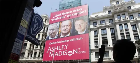 Imagen del Rey usada en la pol&eacute;mica publicidad de una agencia de relaciones extramatrimoniales