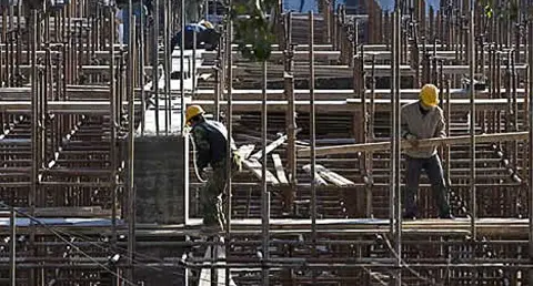 Trabajadores en unas viviendas en construcci&oacute;n