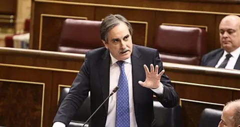 El ministro de Trabajo en una sesi&oacute;n en el Congreso
