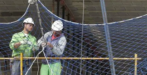 Los despidos en la construcci&oacute;n han disparado el coste laboral total en el sector.