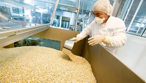 Un operario controla tabletas del antiviral Tamiflu, de Roche