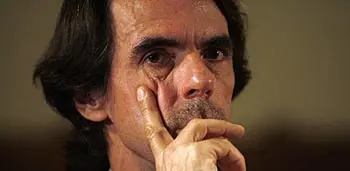 sch08 - santiago (chile), 12/01/09, - el ex presidente del gobierno espaol y actual presidente de la fundacin para el anlisis y los estudios sociales (faes), jos mara aznar, observa hoy, 12 de enero de 2009, al inicio de la mesa redonda sobre terrorismo donde participan 60 jvenes lderes iberoamericanos, la universidad catlica de chile y el latin american board de la universidad de georgetown, en santiago (chile). efe/claudio reyes
