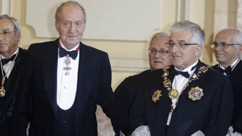 El rey Juan Carlos junto al presidente del Consejo General del Poder Judicial (CGPJ) y del Tribunal Supremo, Gonzalo Moliner (5d), posa para la foto de familia antes de presidir la ceremonia de apertura del A&ntilde;o Judicial, esta ma&ntilde;ana en la sede del Tribunal Supremo. EFE