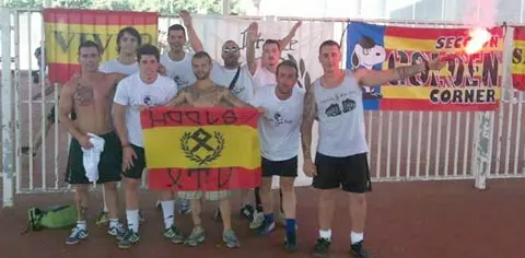 Fotograf&iacute;a publicada en Levante-EMV que muestra a varios miembros de Nuevas Generaciones del PP de X&agrave;tiva en actitud fascista. (Levante-EMV)