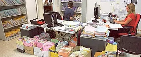 Los empleados p&uacute;blicos de los juzgados suelen encontrarse con monta&ntilde;as de papeles que suelen impedir un correcto servicio p&uacute;blico. Foto tomada de lasprovincias.es
