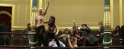 activistas en favor del aborto interrumpen en el pleno del congreso