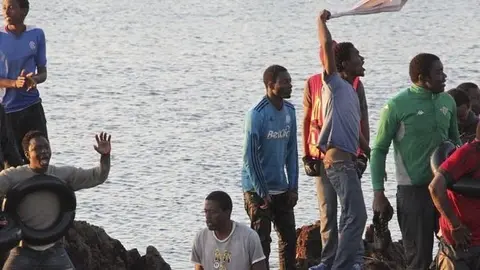 inmigrantes-subsaharianos-llegan-simultaneamente-Ceuta_430768093_37949452_667x375