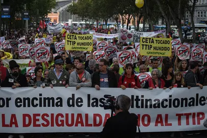 15/10/2016. Paseo de la Castellana, de Atocha a Cibeles, Madrid, Espa&ntilde;a. Miles de personas se manifiestan para exigir el fin de las pol&iacute;ticas que generan pobreza y desigualdad y la paralizaci&oacute;n de los Tratados TTIP, CETA y TiSA.  Bajo el lema "Las personas y el planeta por encima de las multinacionales. No a la pobreza. No a la desigualdad. No al TTIP. No al CETA ", los y las manifestantes han denunciado un sistema que protege a las multinacionales, a los mercados y al capital mientras empobrece a las personas, recorta sus derechos y degrada profundamente el planeta que habitamos.  &copy;Greenpeace/Pedro Armestre    &copy;Greenpeace Handout/Pedro ARMESTRE - No sales - No Archives - Editorial Use Only - Free use only for 14 days after release. Photo provided by GREENPEACE, distributed handout photo to be used only to illustrate news reporting or commentary on the facts or events depicted in this image.