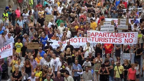 personas-protesta-Barcelona-apartamentos-turisticos_EDIIMA20140830_0294_4