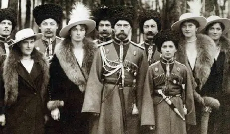 Nicol&aacute;s-II-y-familia-1916-vestidos-de-cosacos