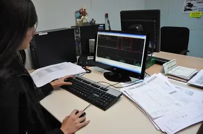 trabajadora ordenador