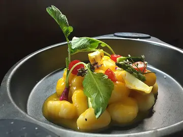 Gnocchi-de-calabaza-ahumada-con-crema-de-calabaza-y-azafrán