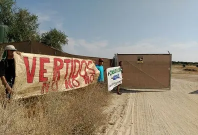 protesta vertidos ecologistas en accion