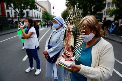 MEX786. CIUDAD DE M&Eacute;XICO (M&Eacute;XICO), 07/09/2021.- Un grupo de mujeres en contra del aborto reza durante una manifestaci&oacute;n hoy, afuera de la Suprema Corte de Justicia de la Naci&oacute;n, en la Ciudad de M&eacute;xico. La Suprema Corte de la Justicia de la Naci&oacute;n (SCJN) de M&eacute;xico declar&oacute; este martes inconstitucional la penalizaci&oacute;n de las mujeres que abortan en la primera etapa del embarazo y reconoci&oacute; el derecho a decidir en un fallo hist&oacute;rico. Por unanimidad, los ministros del pleno de la SCJN invalidaron el art&iacute;culo 196 del c&oacute;digo penal del norte&ntilde;o estado de Coahuila que impon&iacute;a de uno a tres a&ntilde;os de c&aacute;rcel "a la mujer que voluntariamente practique su aborto o a la persona que le hiciere abortar con el consentimiento". EFE/ Carlos Ram&iacute;rez