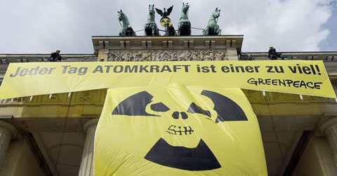 Pancarta de protesta de Greenpeace en la Puerta de Brandemburgo en la que se puede leer en alemán "Un día más con energía nuclear es un día de más".

