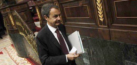 Rodríguez Zapatero durante el pleno de control en el Congreso.